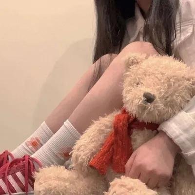 两个男人和一个衣柜
